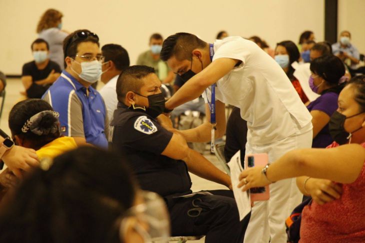 Personal de salud comienza a recibir dosis de refuerzo en Yucatán